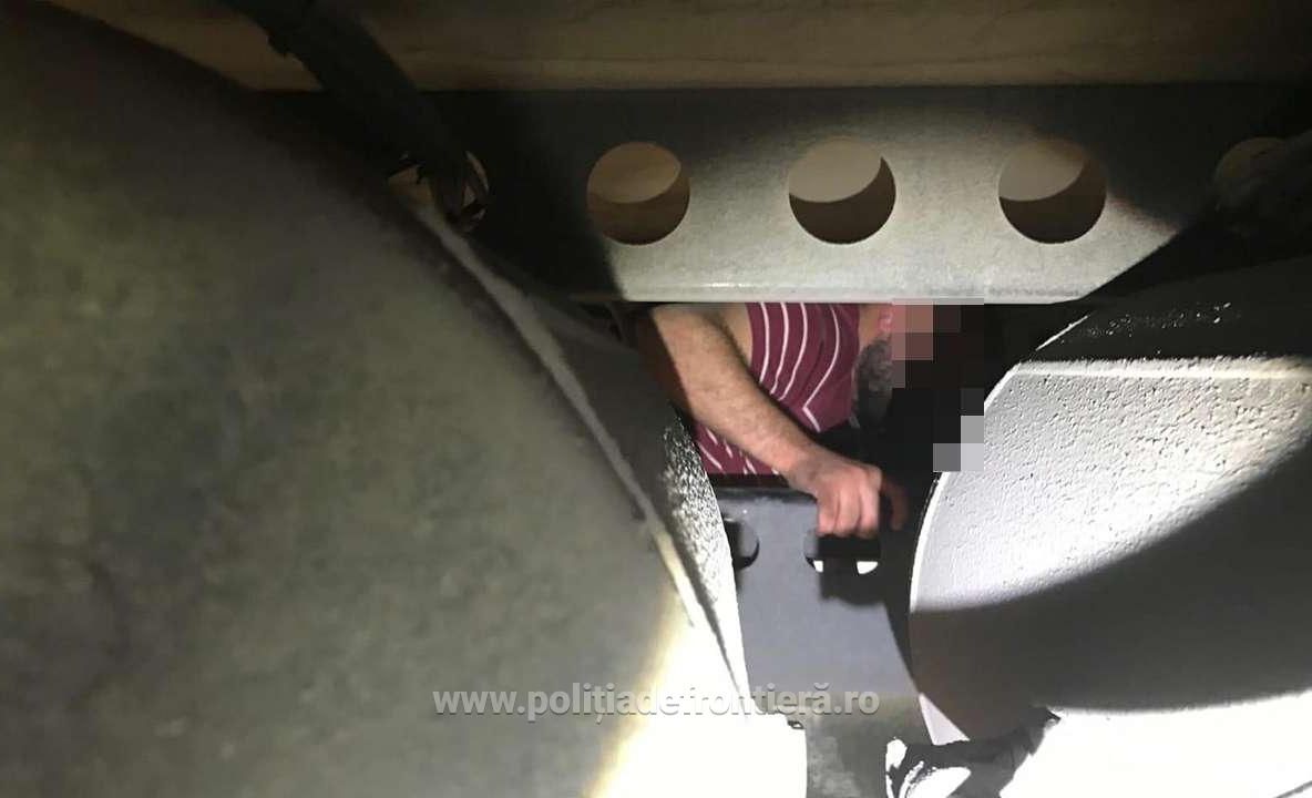 Arad: Bărbat din Siria, descoperit ascuns sub un TIR, pentru a ajunge ilegal în Germania