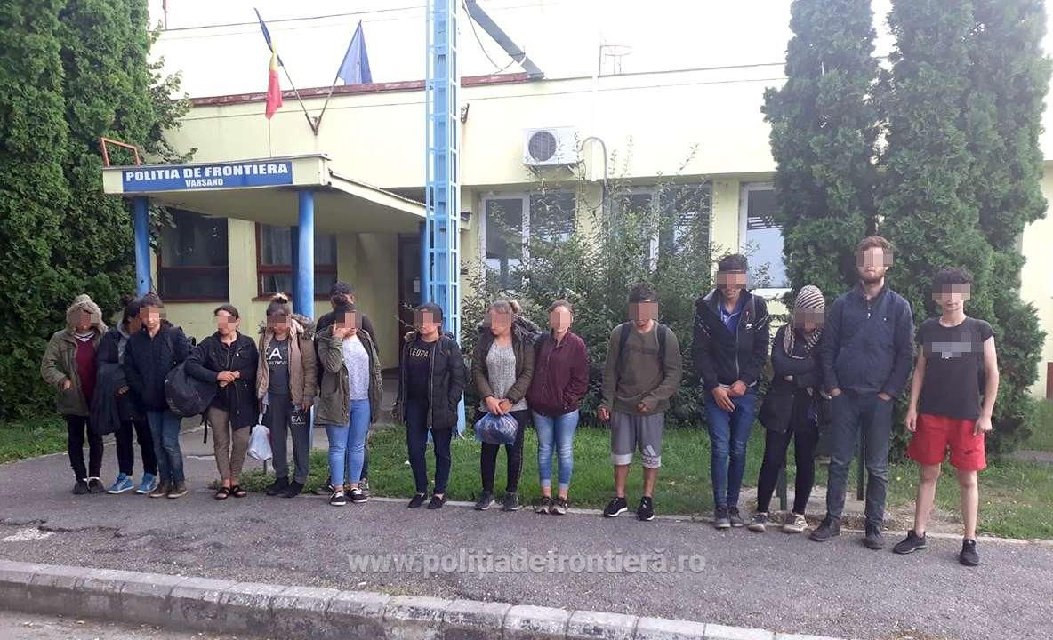 Arad: VIDEO 15 migranți din Irak, descoperiți când încercau să treacă ilegal frontiera, pe jos, chiar peste câmp