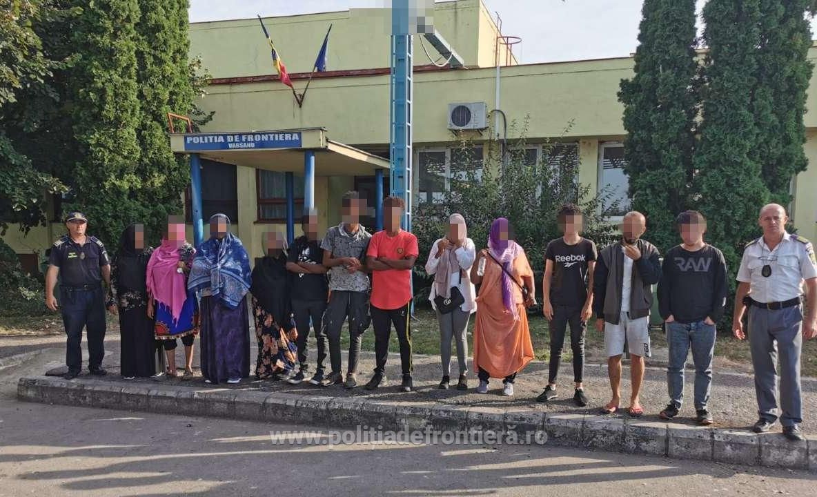 Arad: 14 migranți din Somalia și Irak, descoperiți de către polițiștii de frontieră când încercau să treacă granița, ilegal, pe 2 câmpuri din Arad