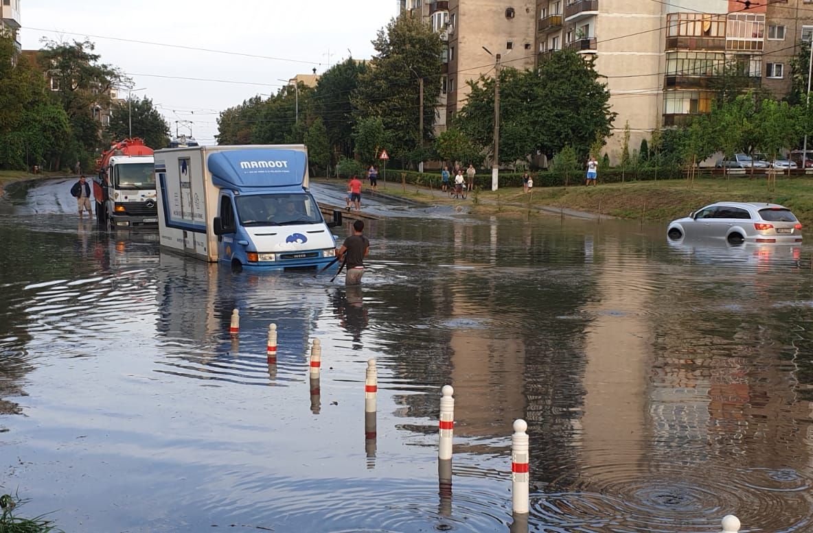 Arad: FOTO VIDEO O furtună puternică a inundat mai multe zone din Arad și a luat pe sus o umbrelă mare. Într-un loc au intervenit și pompierii