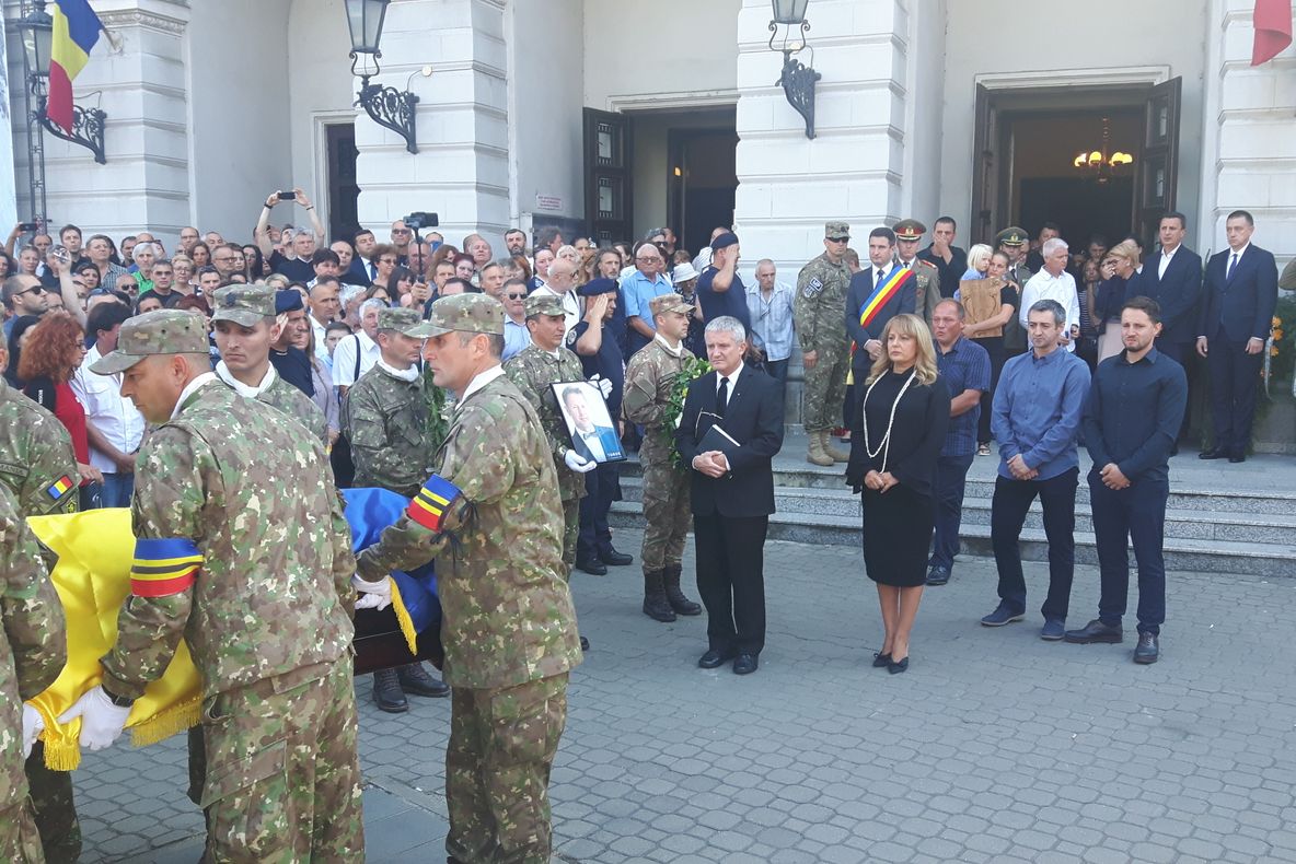 Arad: FOTO VIDEO "Micul Prinț", cunoscutul alpinist Torok Zsolt, a plecat către stele cu onoruri militare, în prezența câtorva sute de persoane, unele venite din toată țara