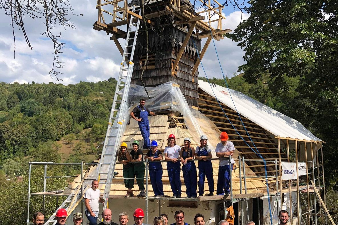 Arad: AUDIO FOTO O asociație finanțată de către Prințul Charles salvează o biserică din lemn, veche de secole, afectată de degradări