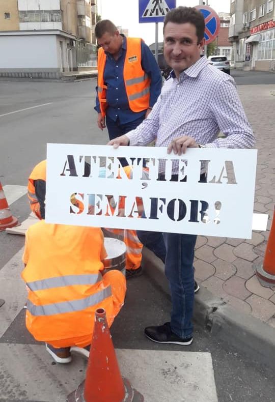 Arad: AUDIO Mesajele inedite care au apărut în zona școlilor din Arad. Primarul Călin Bibarț a mers la fața locului