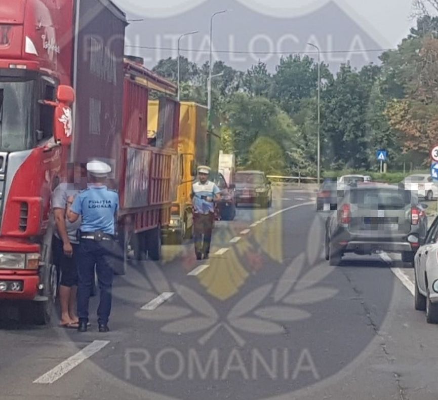 Arad: Șoferii a 3 TIR-uri, amendați după ce transportau, ilegal prin Arad, componentele unui parc de distracții