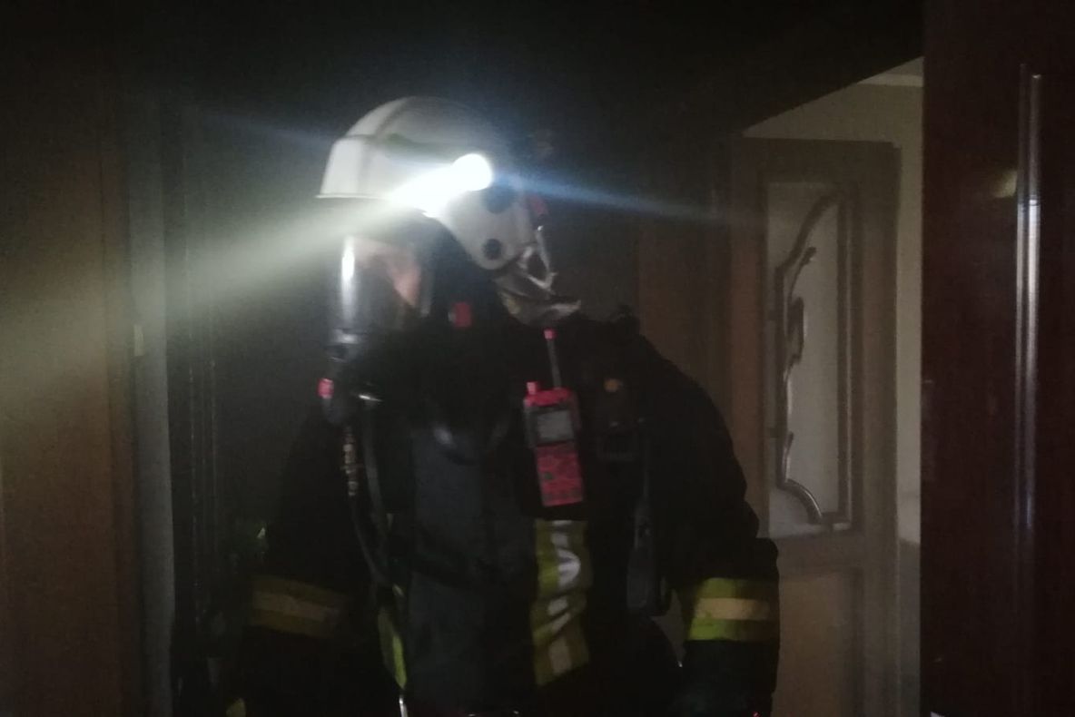 Arad: AUDIO FOTO VIDEO 20 de persoane, autoevcuate dintr-un bloc în care a izbucnit un incendiu