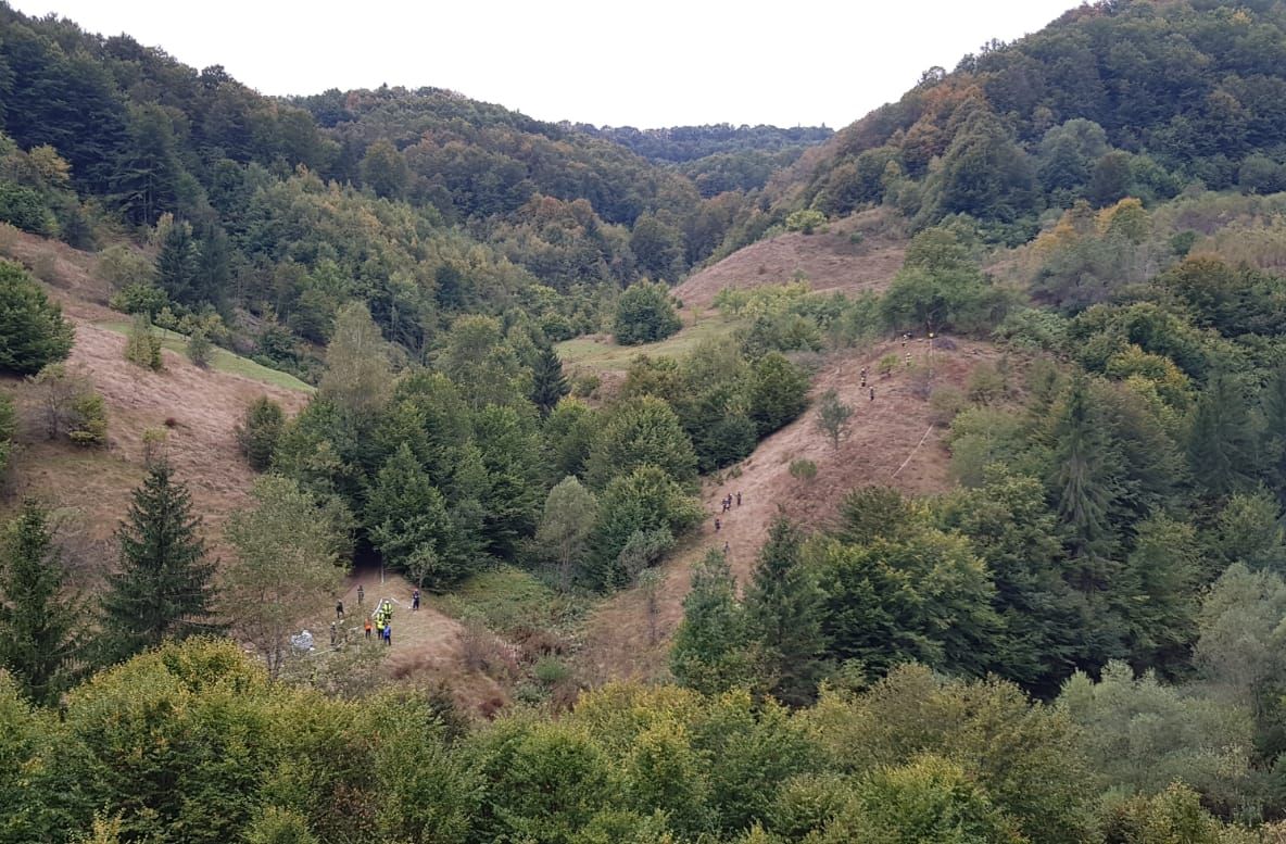 Arad: Intervenție dificilă a pompierilor pentru a scoate victima unui accident de motociletă dintr-o pădure de lângă Arad