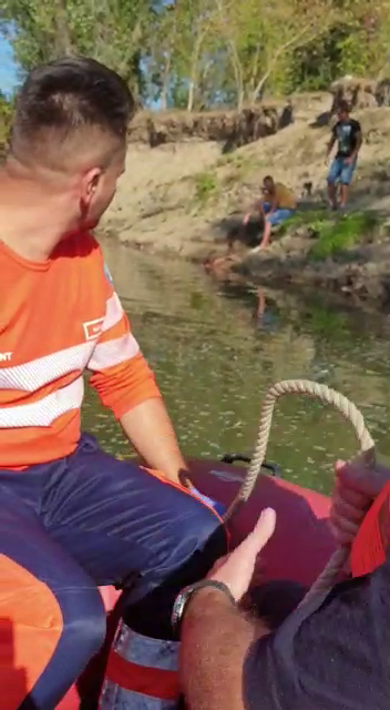 Arad: FOTO VIDEO Un pescar care a alunecat de pe malul abrut al Mureșului și a ramas blocat în nămol până la piept, salvat de către pompierii din Arad