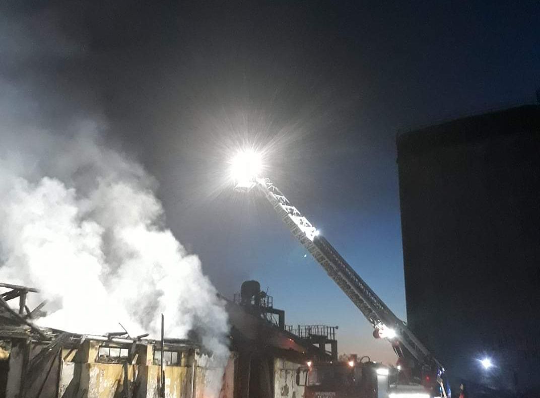 Arad: AUDIO FOTO VIDEO Circa 2.000 tone de cereale, distruse într-un puternic incendiu care a cuprins un depozit din județul Arad. Intervenția pompierilor extrem de dificilă, exista riscul prăbușirii clădirii