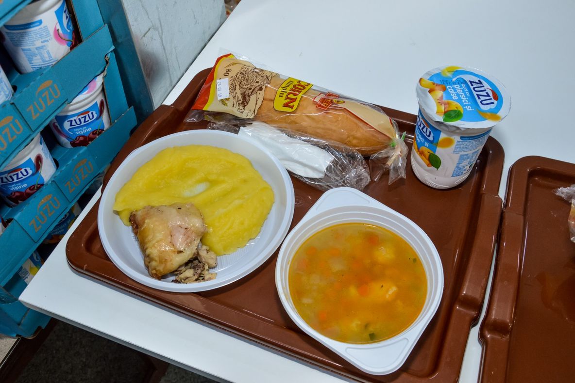 Arad: O școală din Arad, printre primele din țară în care s-a reluat programul "masa caldă" la scurt timp după începerea cursurilor. Rezultatul: reducerea abandonului școlar