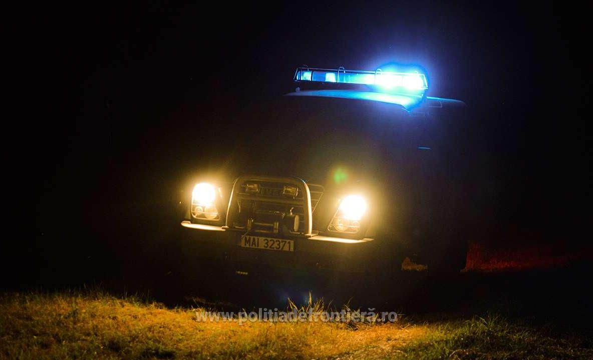 Arad: 2 migranți din Irak, reținuți când încercau să iasă din România, pe jos, chiar peste câmp