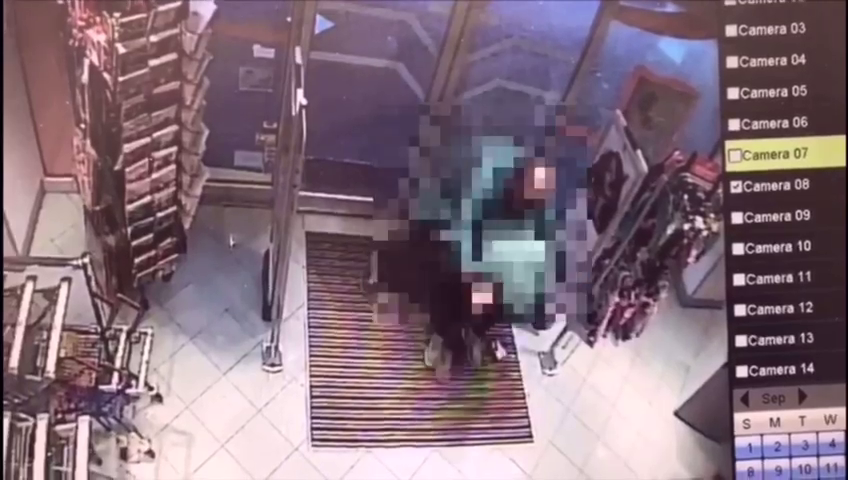 Arad: VIDEO Imagini inedite cu un hoț imobilizat de un cumpărător curajos și cu simț civic. Hoțul se lovește de ușa cu senzori, după ce alergă prea repede