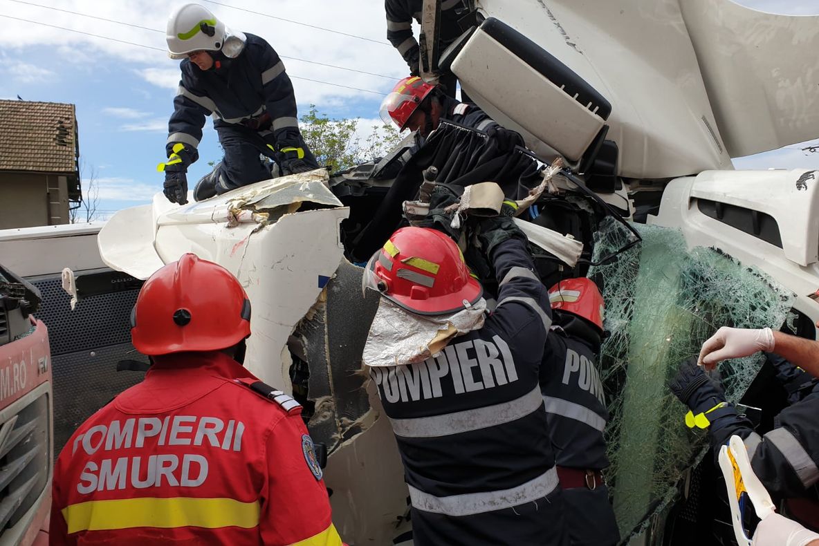 Arad: AUDIO FOTO VIDEO Accident grav pe DN7. Un TIR frigorific s-a răsturnat după ce a fost implicat într-un accident cu un camion care transportă piatră