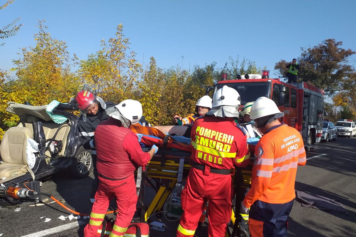 Arad: AUDIO Grav accident de circulație pe DN79 Arad-Oradea. Misiune pompierilor, dificilă din cauza gradului de distrugere a mașinii