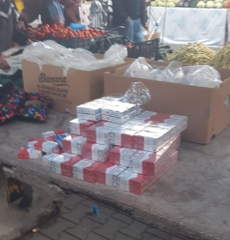 Arad: AUDIO Fructe proaspete și țigări de contrabandă, oferta unui comerciant dintr-o piață din Arad. Jandarmii au intervenit imediat