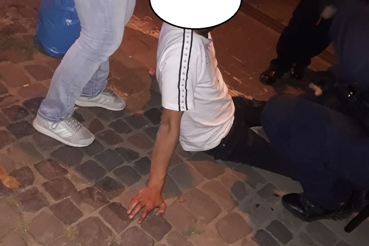 Arad: AUDIO FOTO VIDEO 2 bărbați s-au călcat în picioare, la propriu, în centrul Aradului. În incident, implicată și o femeie