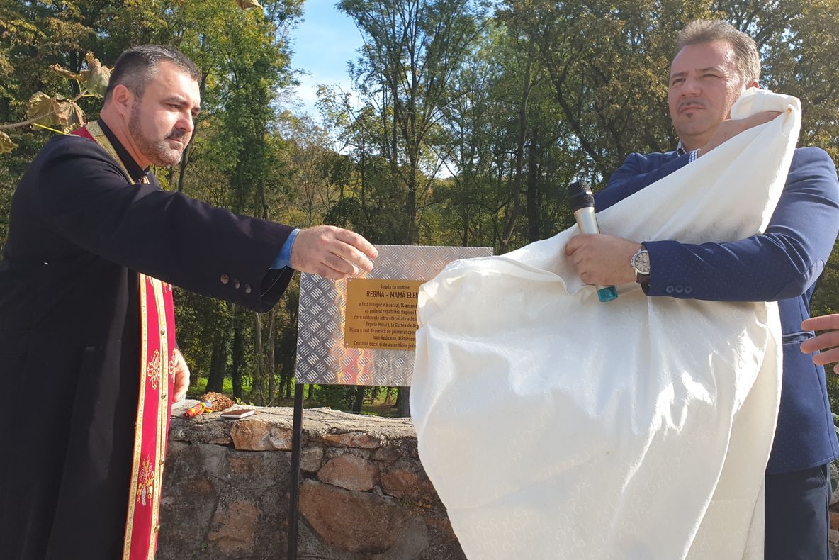 Arad: FOTO VIDEO La Săvârșin au început manifestările dedicate repatrierii Reginei-Mamă Elena. Strada care duce la intrarea principală în Domeniul Regal Săvârşin, denumită "Regina-Mamă Elena"