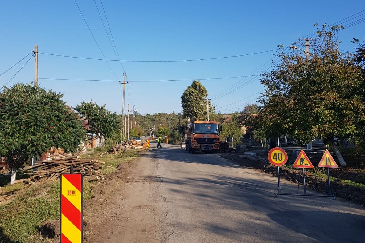 Arad: AUDIO Modernizarea unui drum județean din Arad, care nu a fost asfaltat niciodată, ar putea fi gata înainte de termen