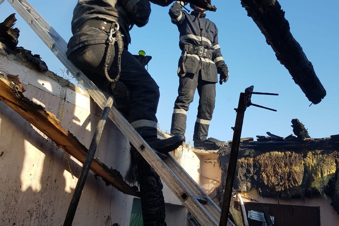 Arad: AUDIO FOTO VIDEO Incendiu puternic la o casă din județul Arad. Incendiul, favorizat de faptul că propritarul, un pantofar, avea în pod piei și lipiciuri speciale