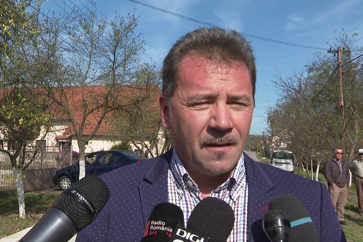 Arad: AUDIO Delegație a comunei Săvârșin, unde Familia Regală deține singura reședință privată din România, la funerariile Reginei Mamă-Elena. Primarul Ioan Vodicean: "Regina-Mamă Elena și Regele Mihai au iubit atât de mult Săvârșinul și săvârșinenii"