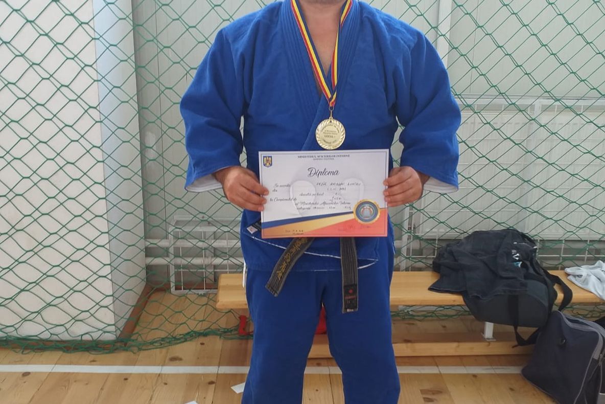 Arad: FOTO VIDEO Momentul în care un pompier din Arad câștigă medalia de aur la finala Ministerului Afacerilor Interne la judo