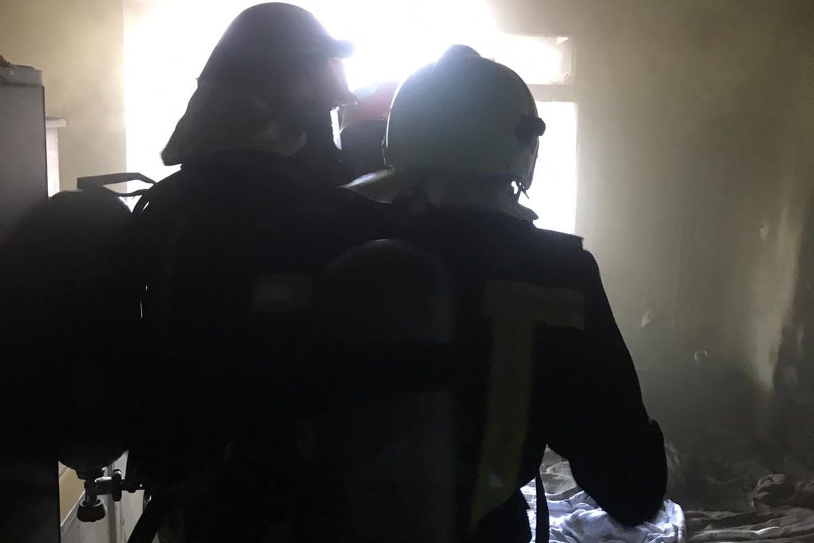 Arad: AUDIO Un bărbat de 73 de ani, imobilizat la pat, a murit la Arad, după ce a adormit cu țigara aprinsă. Pompierii l-au găsit cu camera de termoviziune