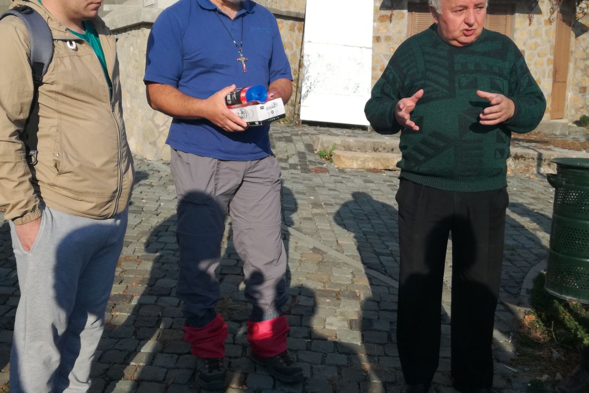 Arad: AUDIO FOTO VIDEO Podul Basilicii Papale Maria Radna, curățat cu ajutorul voluntarilor. Cine a lăsat deșeuri în podul celui mai de succes obiectiv turistic din Arad