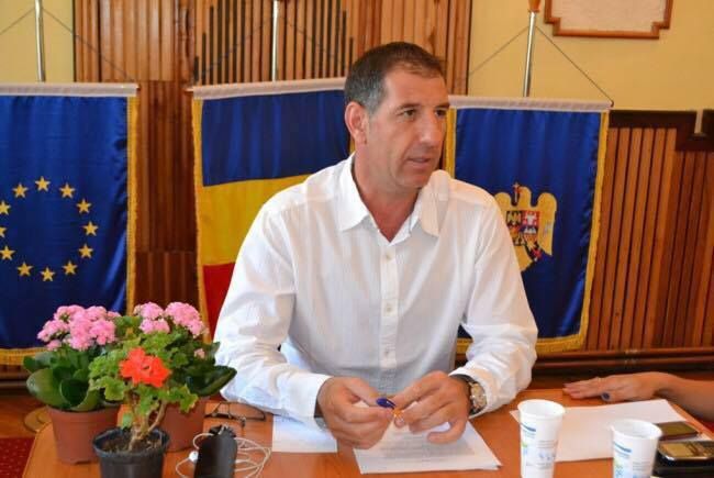 Arad: AUDIO Un primar din județul Arad, "revoltat" de costurile avizelor necesare de la distribuitorul de energie electrică ENEL. "Au anumite legi speciale. Banii de la Guvern noi finanțăm o companie privată. Chiar nu e corect, sper că se va sesiza cineva