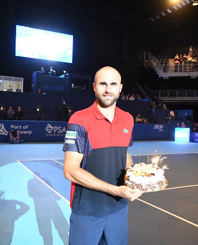 Arad: FOTO Ce cadou și-a făcut tenismanul Marius Copil de ziua sa de naștere. La 29 de ani, a primit tortul aniversar chiar pe terenul dulce al victoriei