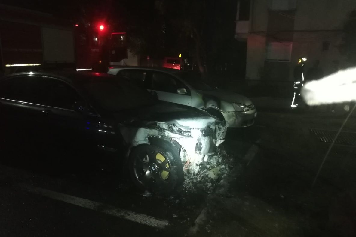 Arad: FOTO AUDIO O nouă mașină incendiată intenționat, în răzbunări de tip mafiot, în municipiul Arad