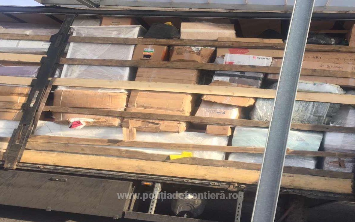 Arad: AUDIO FOTO VIDEO 9 migranți din Bangladesh, descoperiți când doreau ca să iasă din România ascunși într-un TIR, pe autostrada Nădlac-Arad