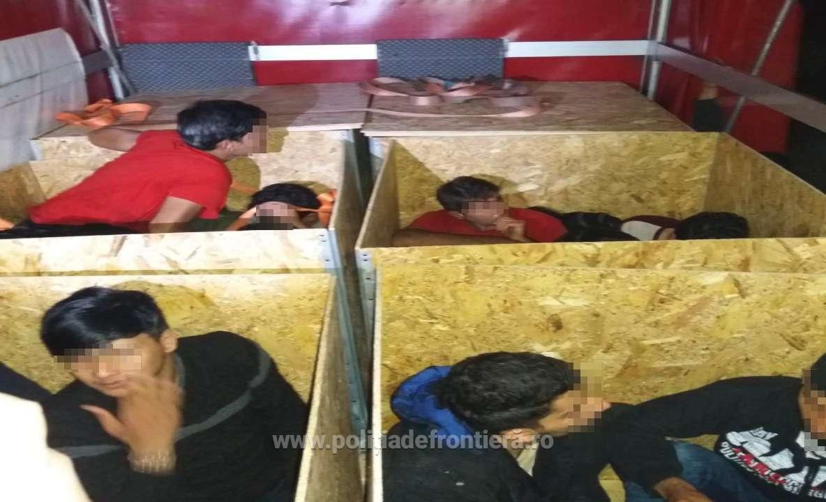 Arad: AUDIO FOTO VIDEO 20 de migranți, ascunși în 6 lăzi de placaj, ca să iasă ilegal din România