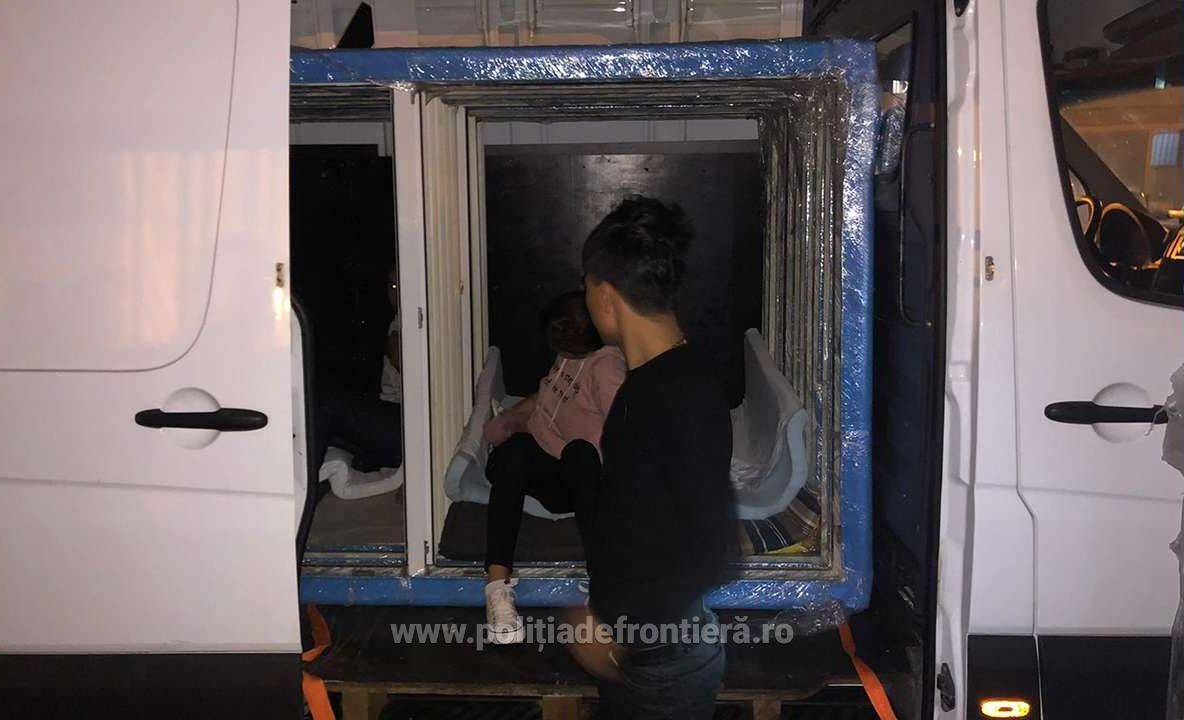 Arad: FOTO VIDEO 4 migranți din Vientam, descoperiți ascunși într-un microbuz de marfă, la frontiera de pe autostrada Nădlac-Arad