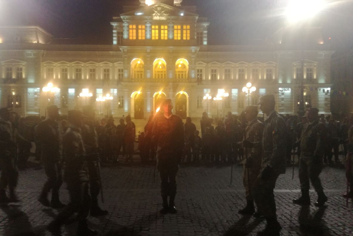 Arad: Ceremonii religioase și militare, de Ziua Națională a României. Retragere cu torțe a militarilor din Cetatea Aradului, prin centrul Aradului