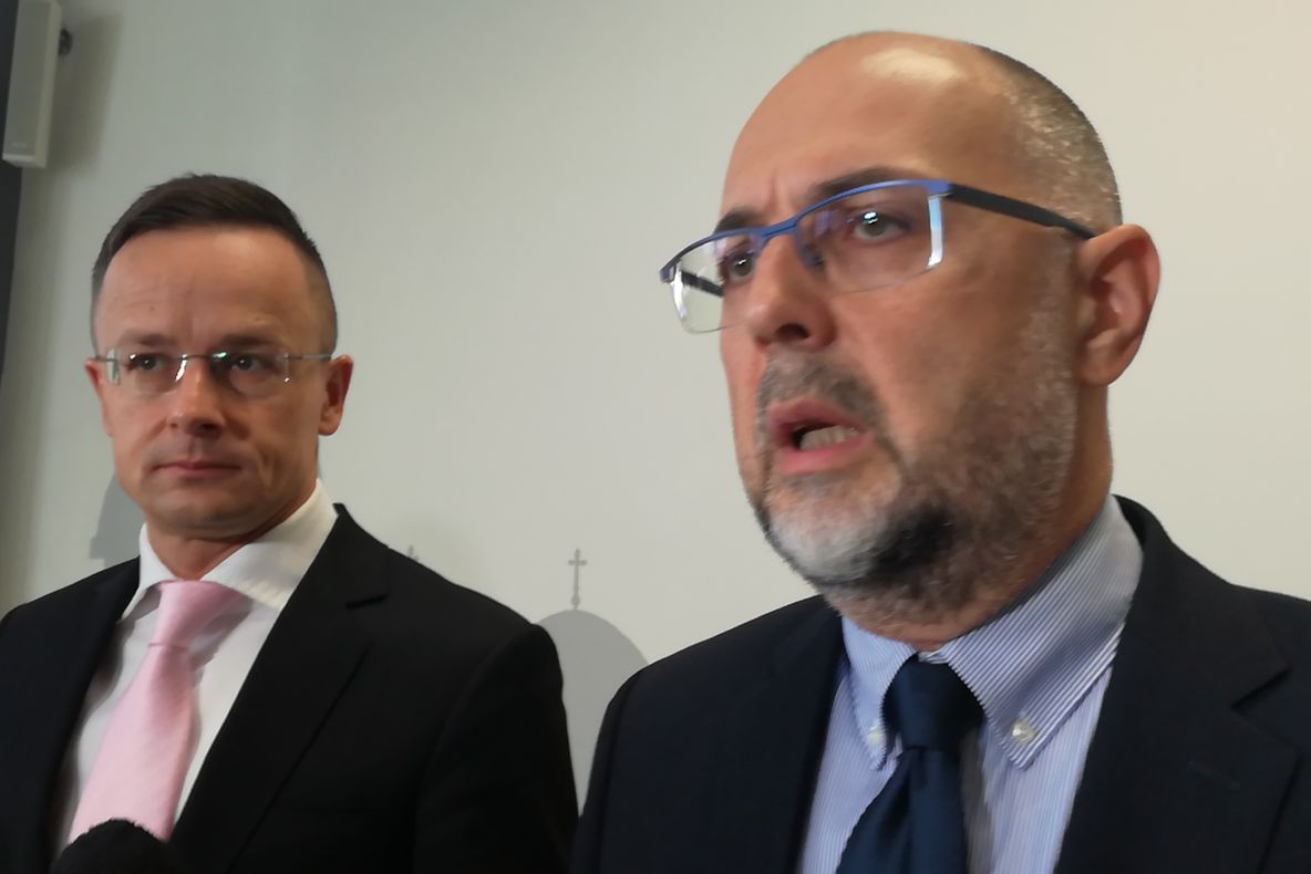 Arad: FOTO VIDEO Ministrul Afacerilor Externe din Ungaria, Szijjártó Péter, la Arad: cere României o atitudine "mai pozitivă" față de comunitatea maghiară, să participe la o "rezolvare diplomatică a conflictului de la Valea Uzului" și anunță continuarea p