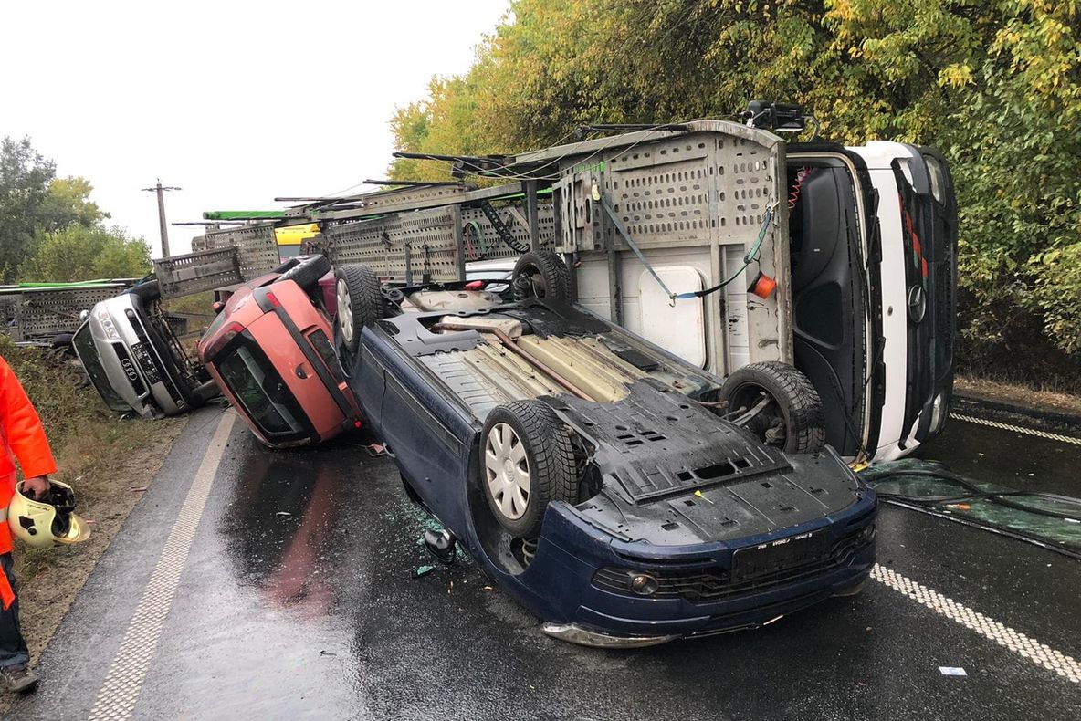 Arad: Un TIR încărcat cu 10 mașini s-a răsturnat pe DN7