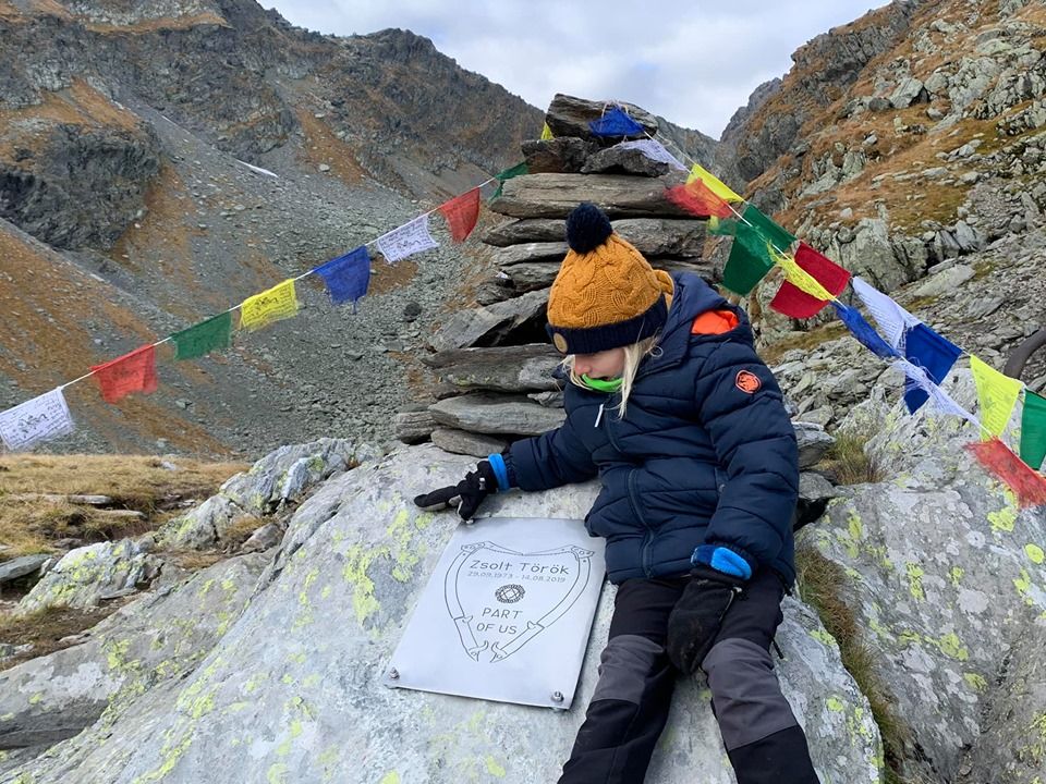 Arad: Placă în memoria cunoscutului alpinist Török Zsolt, amplasată chiar când ar fi împlinit 46 de ani, în Munții Făgăraș, acolo unde a murit