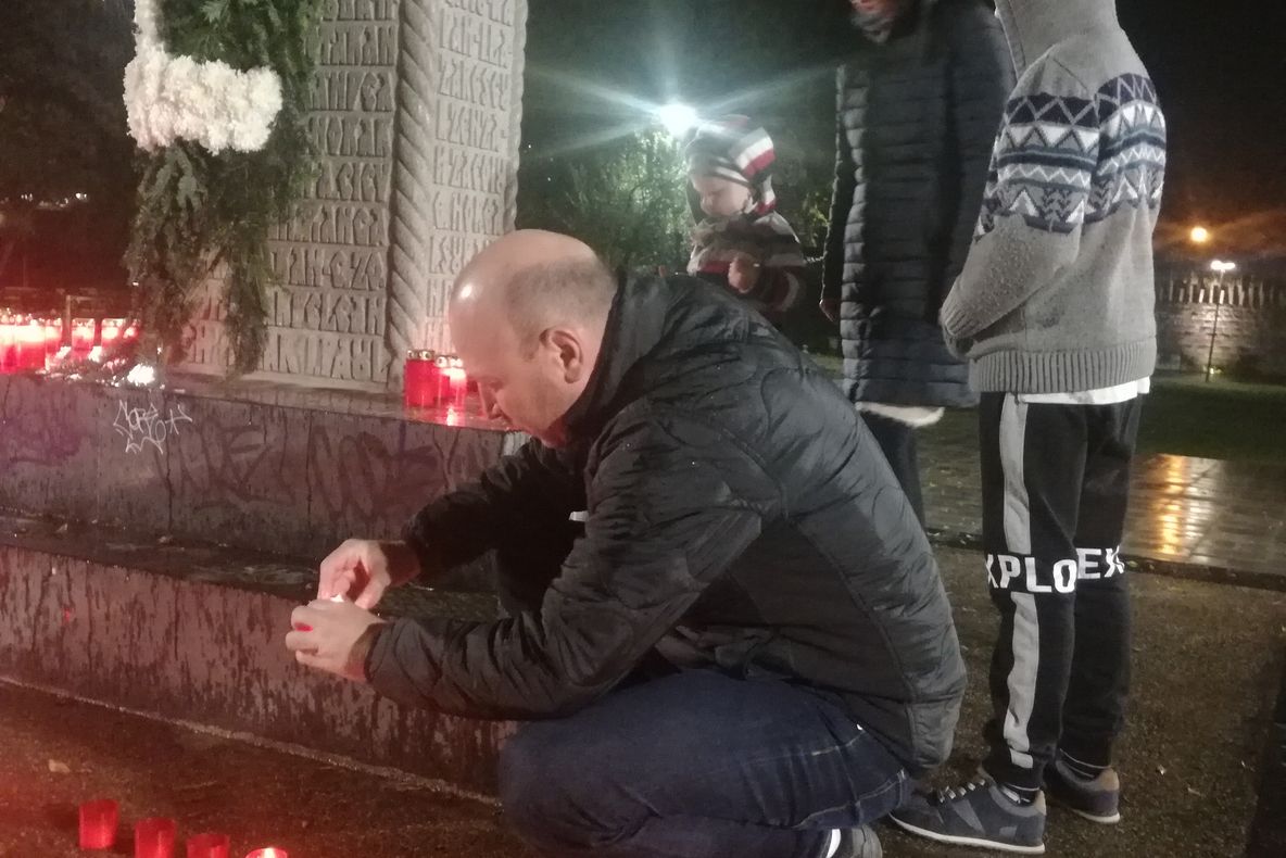 Arad: FOTO VIDEO Cuvântul "Colectiv", scris din candele, și coroană cu flori aranjate în forma literei "C". Au participat câteva zeci de persoane