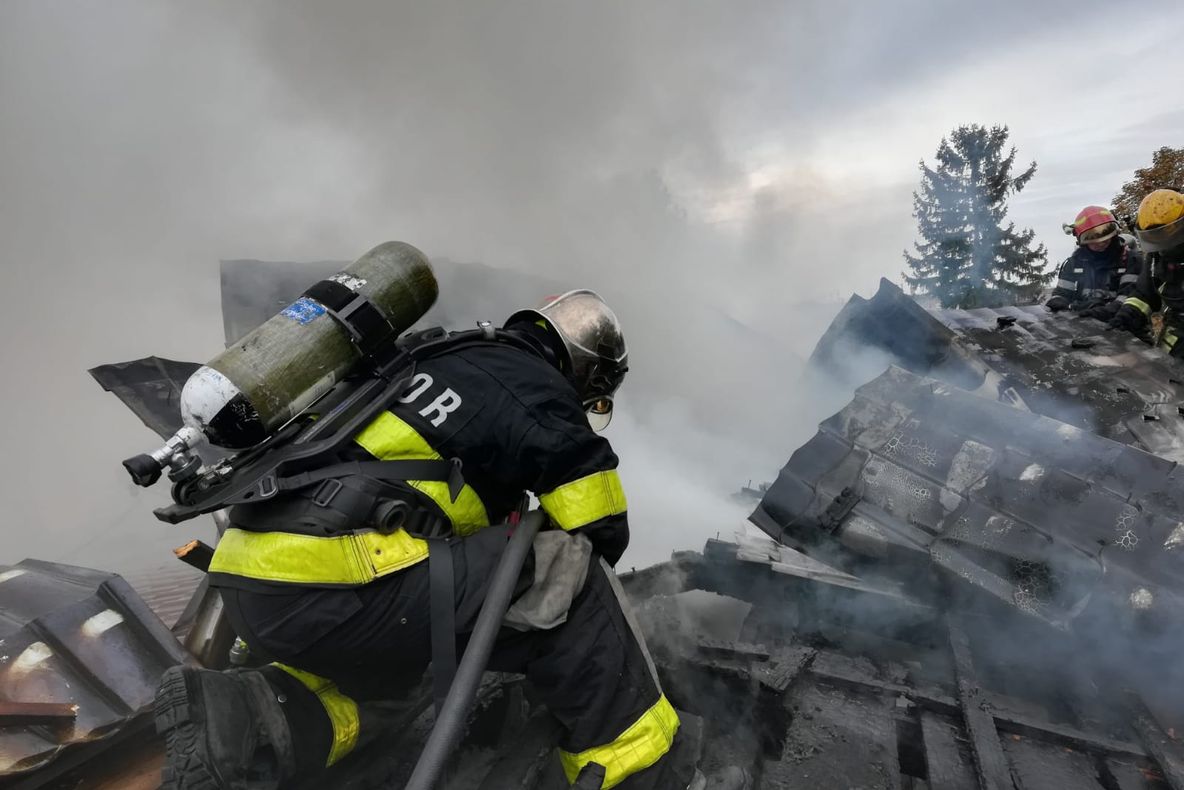 Arad: AUDIO FOTO VIDEO Imagini spectaculoase cu intervenția pompierilor la incendiul care amenința să cuprindă un întreg complex rezidențial de la marginea Aradului