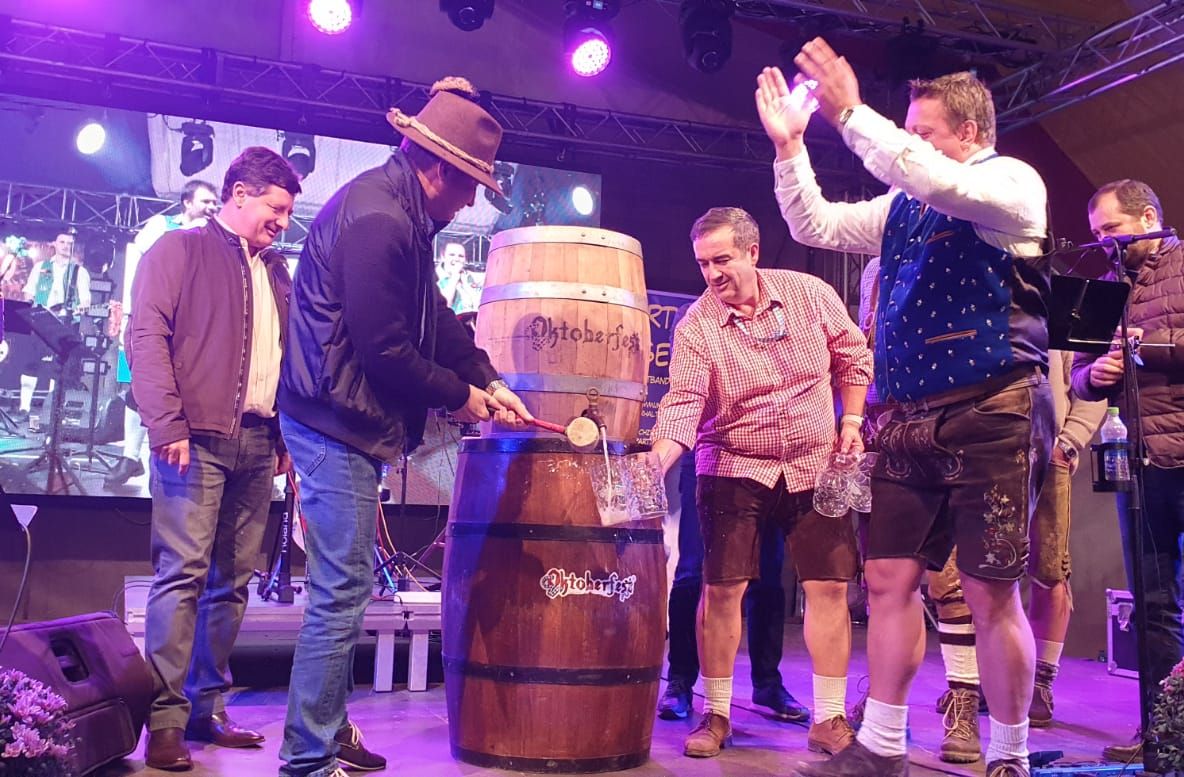 Arad: FOTO VIDEO Momentul în care primarul Aradului, Călin Bibarț, dă cep marelui butoi cu bere de la OktoberFest și dă startul distracției în stil bavarez