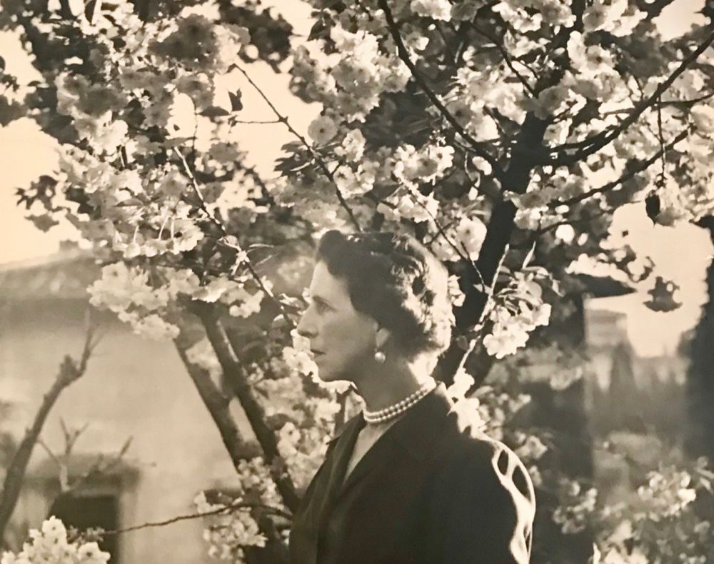 Arad: AUDIO Strada care duce la intrarea principală pe Domeniul Regal de la Săvârșin, primește, luni, numele "Regina-Mamă Elena". Momentul deschide manifestările dedicate repatrierii trupului Reginei. Legătura Reginei-Mamă cu Săvârșin