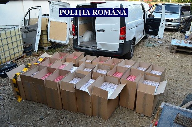 Arad: AUDIO 2 mașini căutate de către Marea Britanie și Belgia, descoperite în curtea arădeanului arestat la domiciliu, la care poliștii au mai descoperit cca 22.000 de pachete cu țigări de contrabandă