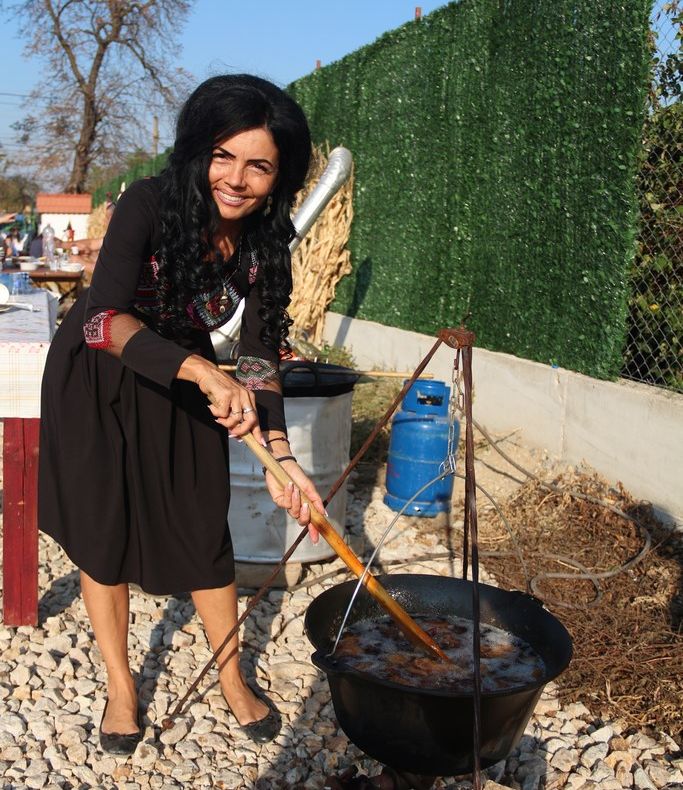 Arad: Campanie în premieră în Arad: câteva sute borcane cu zacuscă, donate familiilor nevoiașe