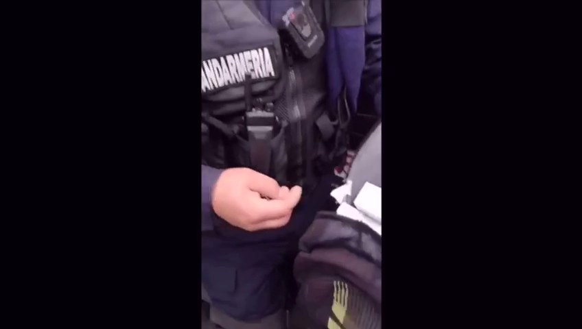Arad: AUDIO VIDEO 2 bărbați, care alimentau cu țigări de contrabandă o mare piață din centrul Aradului, prinși de către jandarmi. Ce au găsit jandarmii în mașinile celor doi