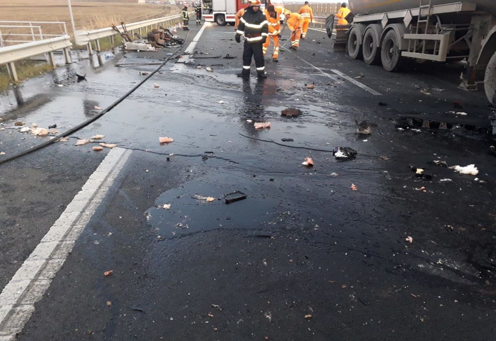 Arad: FOTO Accident cu 2 camioane și un autoturism, pe Autostrada Vestului. Dintr-un camion se scurge bitum fiebinte. Circulația, blocată și deviată pe DN69