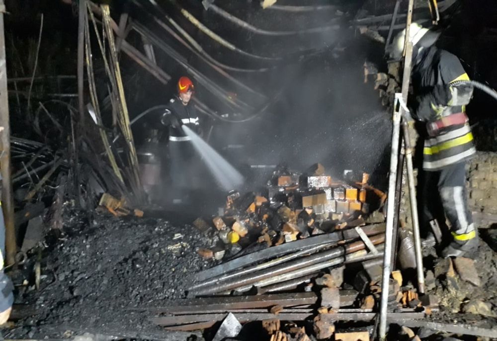 Arad: AUDIO FOTO VIDEO Incendiu puternic într-o clădire din Arad, în care se aflau butoaie cu motorină, lemne, rumeguș, plastice și textile
