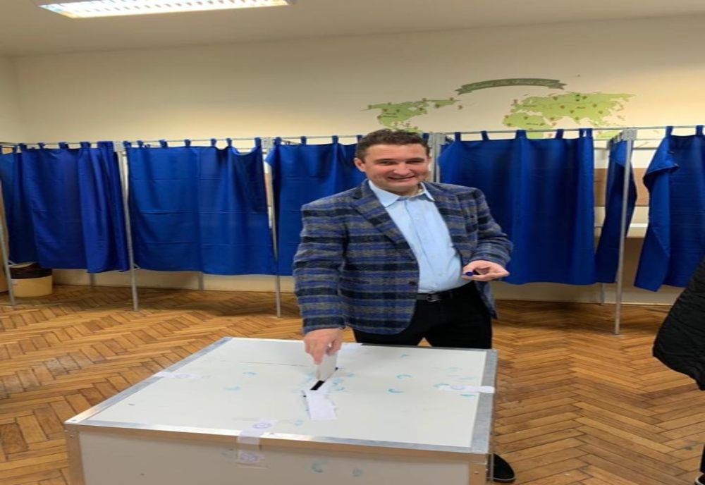 Arad FOTO Primarul Aradului, Călin Bibarț, a votat încă de la prima oră: "pentru că trebuie să demonstrăm că ne pasă"
