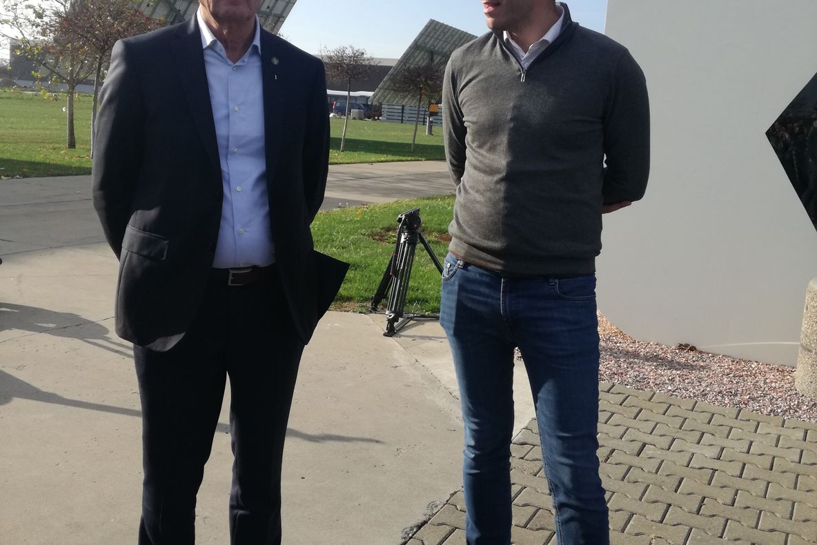 Arad: AUDIO FOTO VIDEO Un scuter electric produs în Pecica, Arad, se bucură de mare succes în SUA. A fost lansat în capitala mondială a filmului