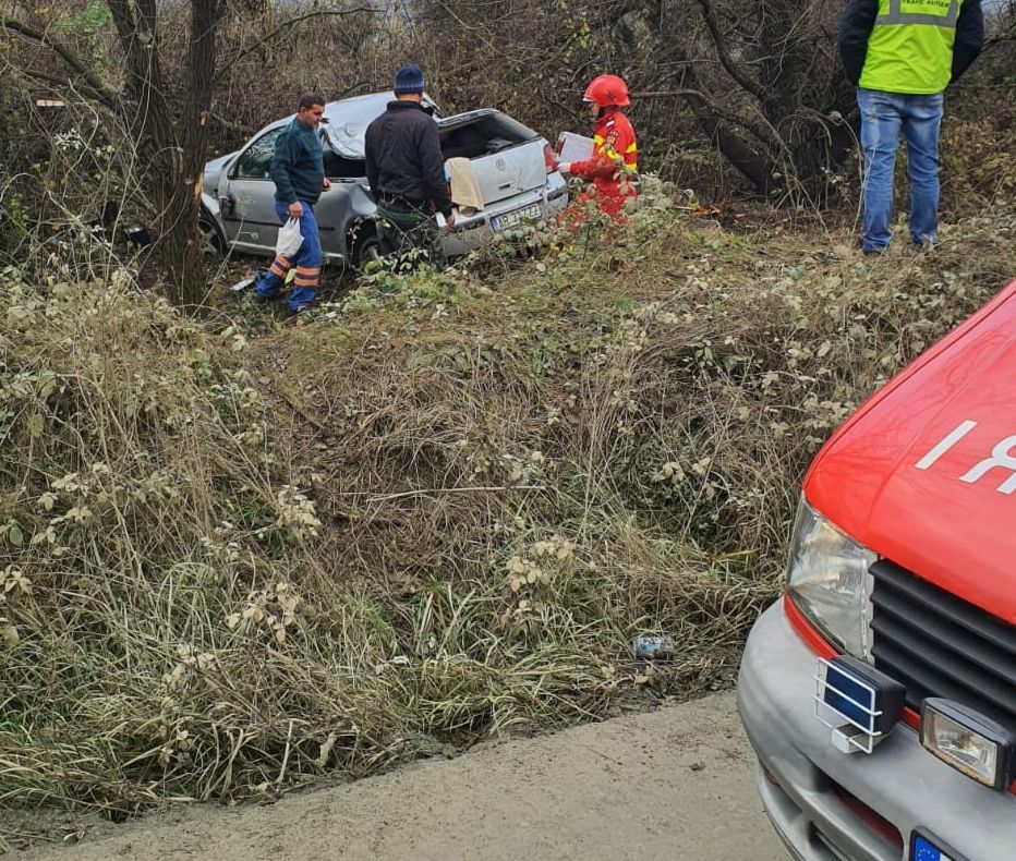 Arad: AUDIO Femeie de 77 de ani, grav rănită, după ce mașina în care se afla s-a răsturnat la marginea DN7, în Arad