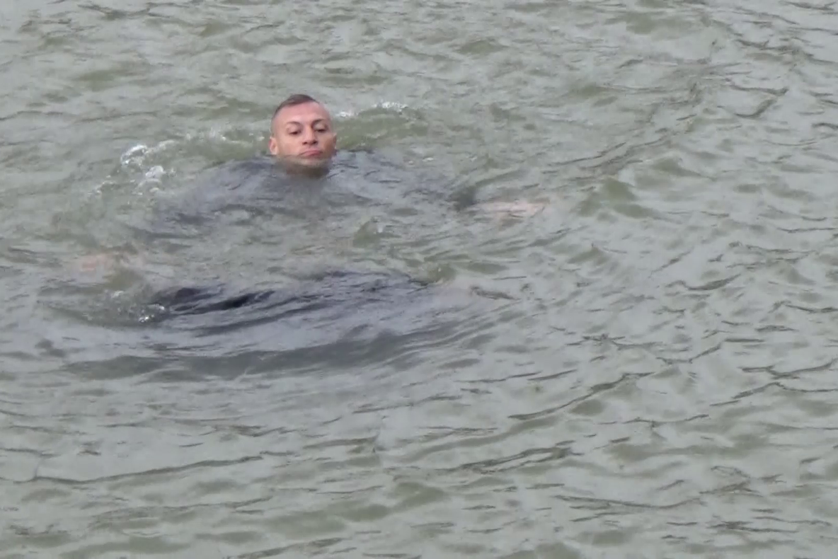 Arad: AUDIO FOTO VIDEO Momentul în care jandarmii-eroi din Arad salvează o femeie din apele Mureșului. Fiecare secundă a contat