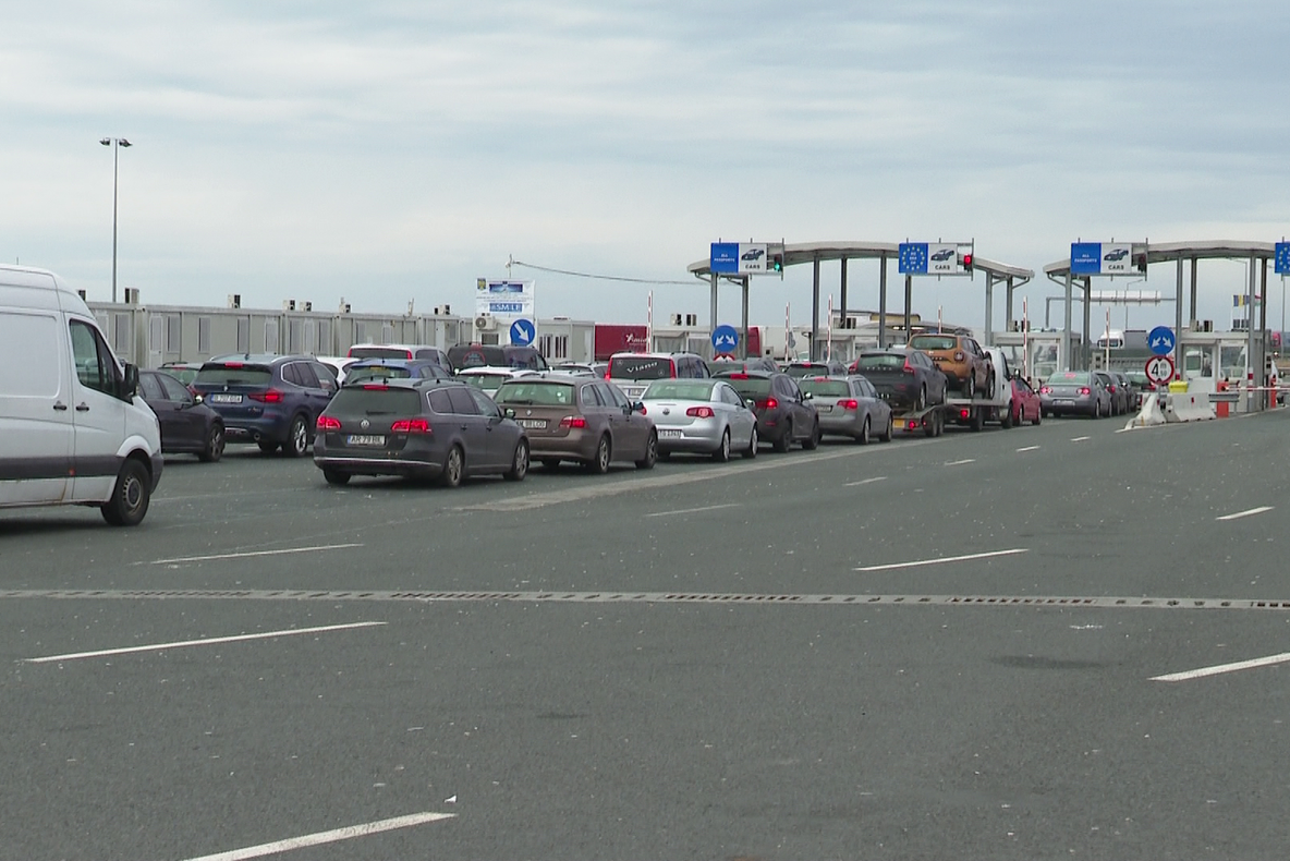 Arad: Crește aglomerația în principalale puncte de trecere a frontierei din vestul țării. Românii se întorc la muncă în vestul Europei sau merg în concedii